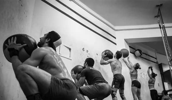 CrossFit: Czy warto? Przewodnik po zaletach i wadach intensywnego treningu.