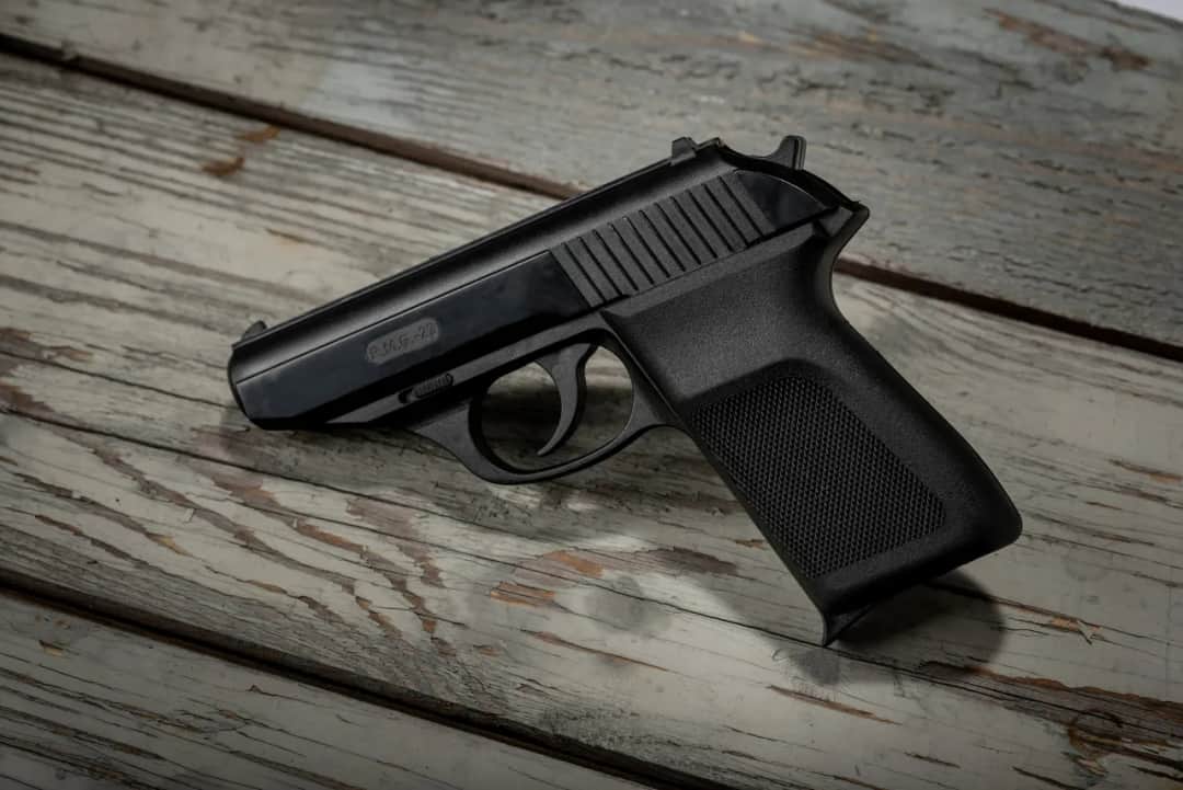 Pistolet gazowy: Jak działa, legalność i skuteczność w samoobronie?